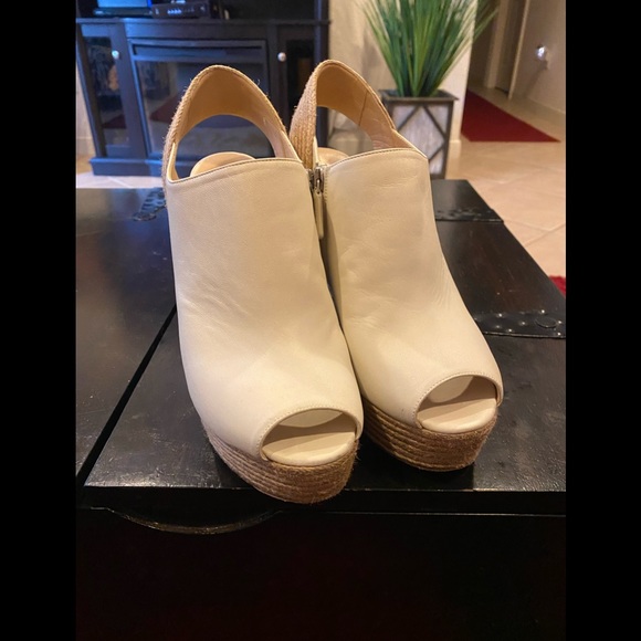 Gucci white espadrilles. Excellent condition. Can’t go wrong with these - Picture 1 of 7